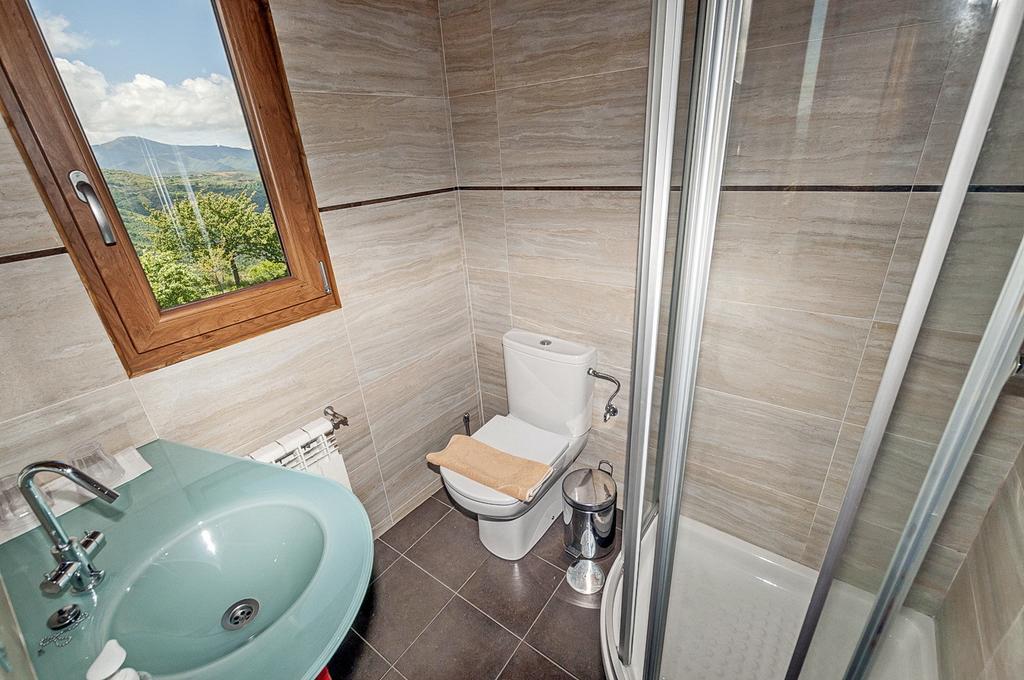 La Trucha Del Arco Iris Bed & Breakfast El Acebo de San Miguel Dış mekan fotoğraf